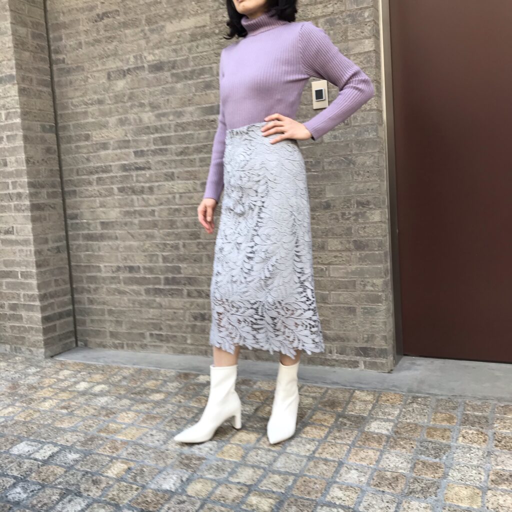 白ブーツをレースのスカートと合わせて Mari Nishiコーデ アラフィフファッション