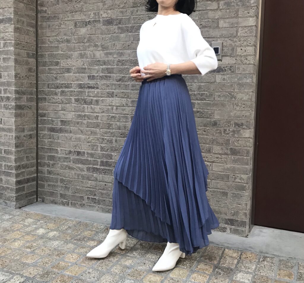 歩く度に揺れる裾が美しい、イレギュラーヘムのプリーツスカート│mari-nishiコーデ アラフィフファッション
